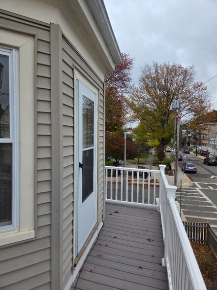 Building Photo - 82 Brent St