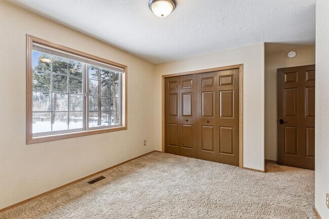 Building Photo - Lolo 4 bedroom, 2 bath, 2,520 Sq. Ft. home...