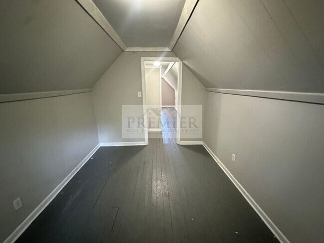 Building Photo - 10005 E 53rd St, Raytown, MO 64133- 3 bd / 1 ba house in Raytown Rent $1250