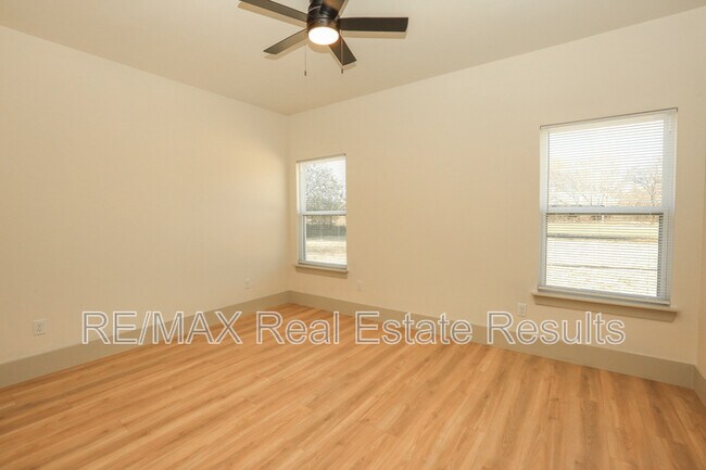 Building Photo - 655 N Genevieve Ave