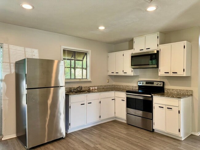 Building Photo - Updated 3 Bed Ranch on Quiet Cul-de Sac!