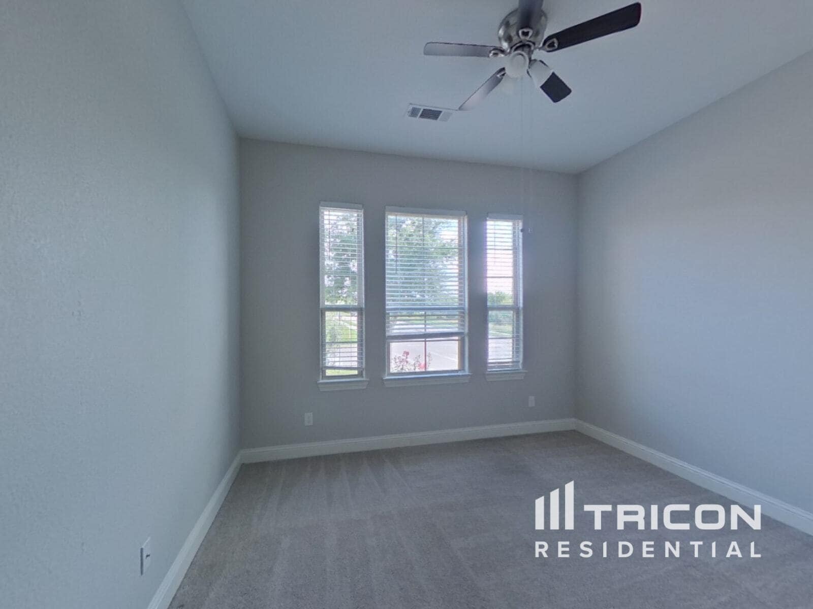 Building Photo - 11344 Live Oak Creek Dr