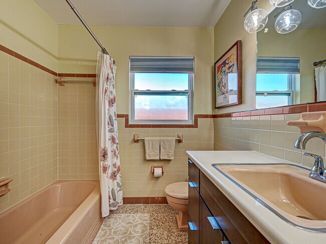 Building Photo - Seasonal Rental Near Venice – Pet-Friendly...