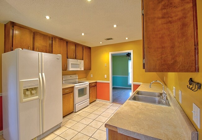 Building Photo - 948 Wedgewood Way