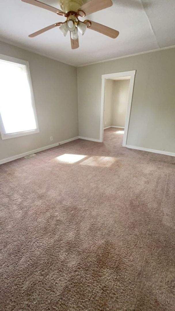 Building Photo - Massive Loft Area