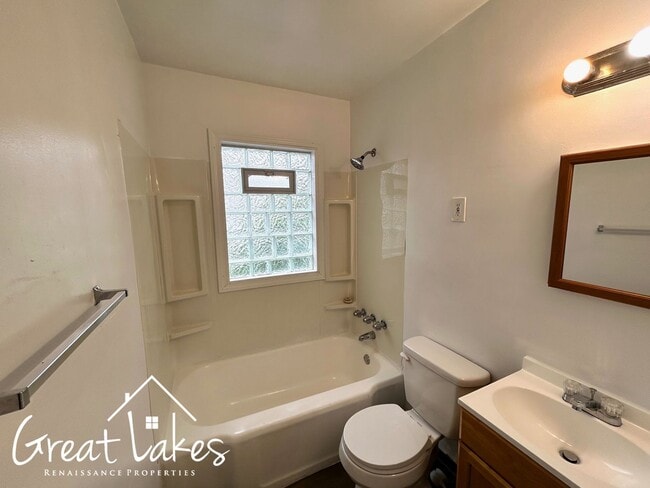 Building Photo - Stunning 3 Bedroom 1 Bathroom now availabl...
