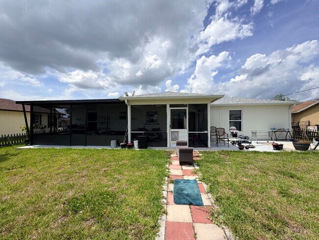 Building Photo - 1342 SW Wampler Ave