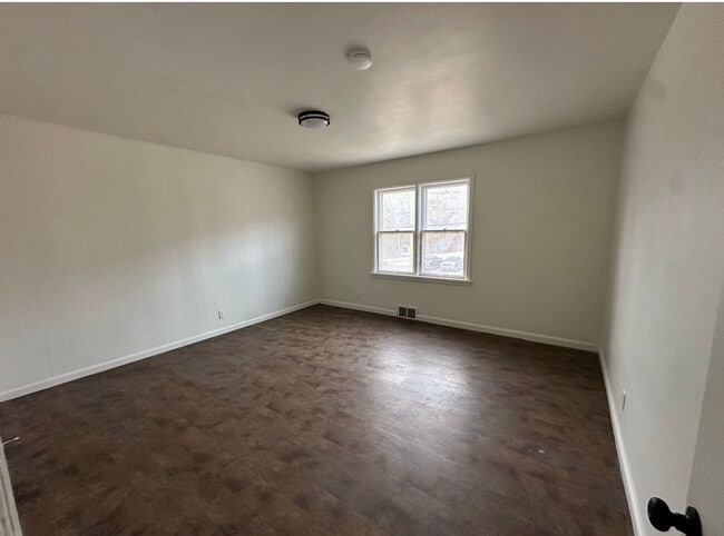 Building Photo - 2b/1b with Great Upgrades in a very convenient location!!!