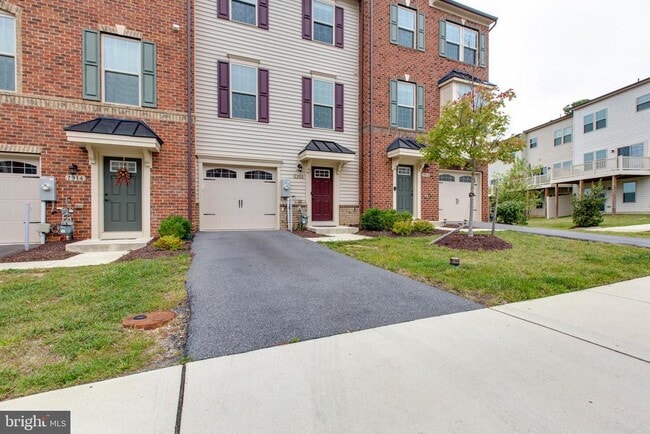 Building Photo - 7912 N Gladden Farm Way