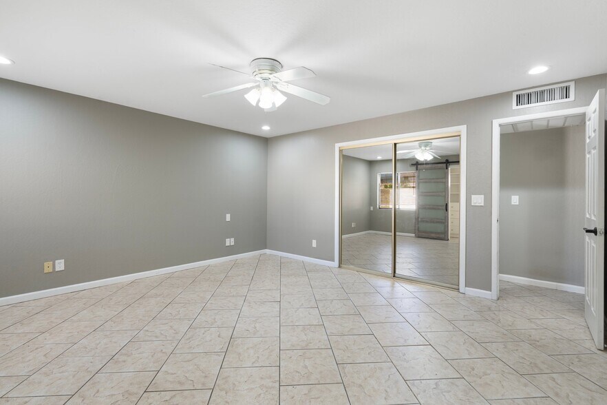 Building Photo - 533 E Deepdale Rd
