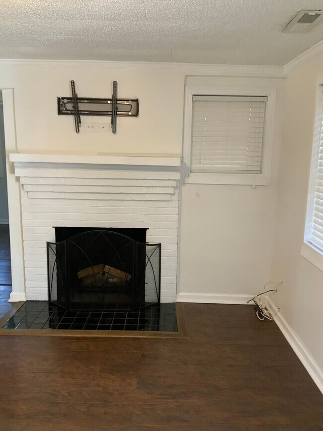 Building Photo - 235 N Pecan St