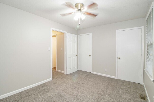 Building Photo - 812 Golf View Pl