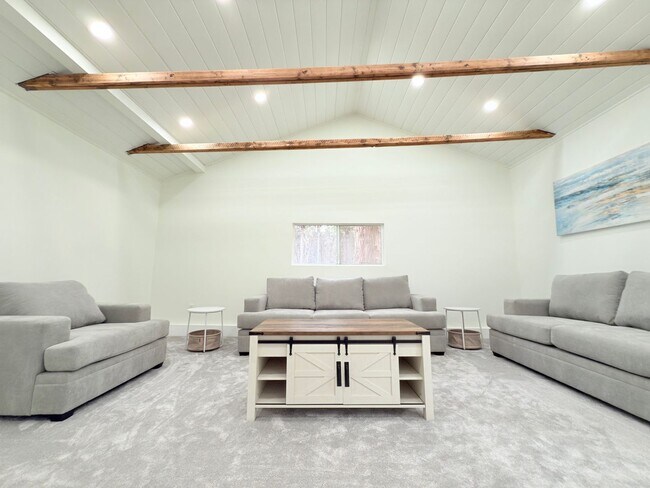 Building Photo - 9501 N Clybourn Ave