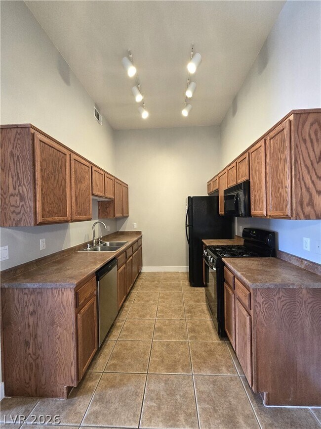 Building Photo - 2305 W Horizon Ridge Pkwy