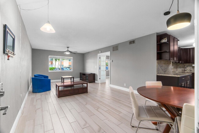 Building Photo - 124 NE 19th Ct