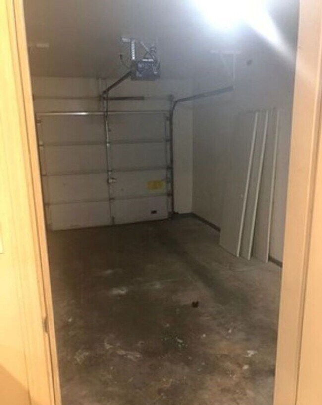 Building Photo - Large 2 bed 1.5bath townhouse with Garage