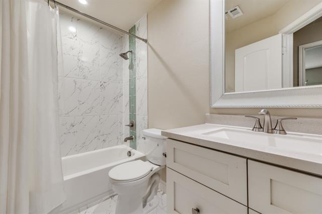 Building Photo - 1827 Lake Travis Dr