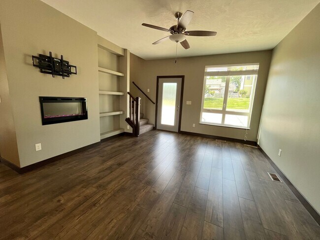 Building Photo - 3 Bed/2.5 Bath Townhome in Downtown Sioux Falls!!