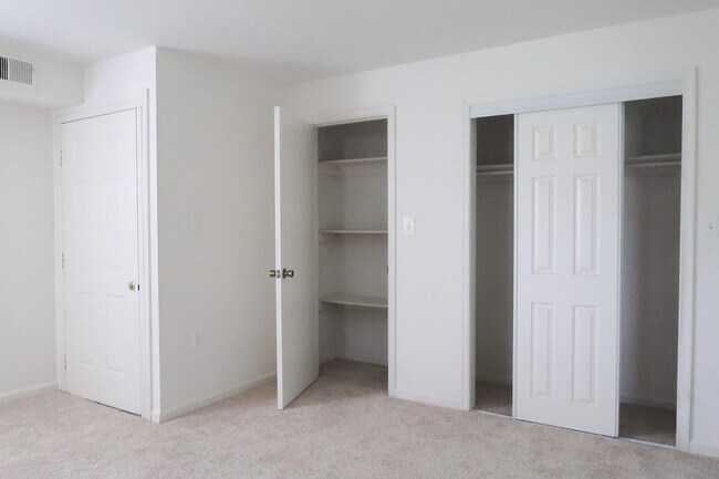 Building Photo - Modern Two Bedroom + Den Condo! Minutes to Congress Heights Metro!