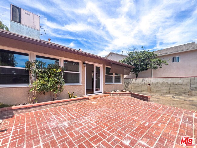 Building Photo - 626 Irving Dr