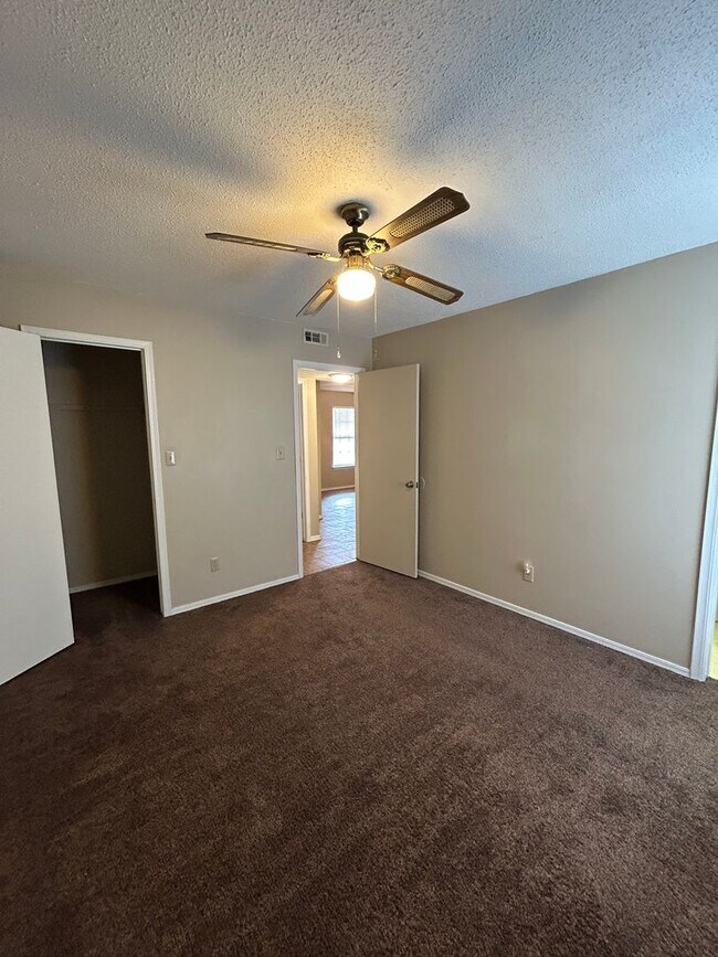 Building Photo - 2209 S Hartford Cove