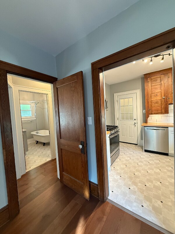 Building Photo - 825 Avon St