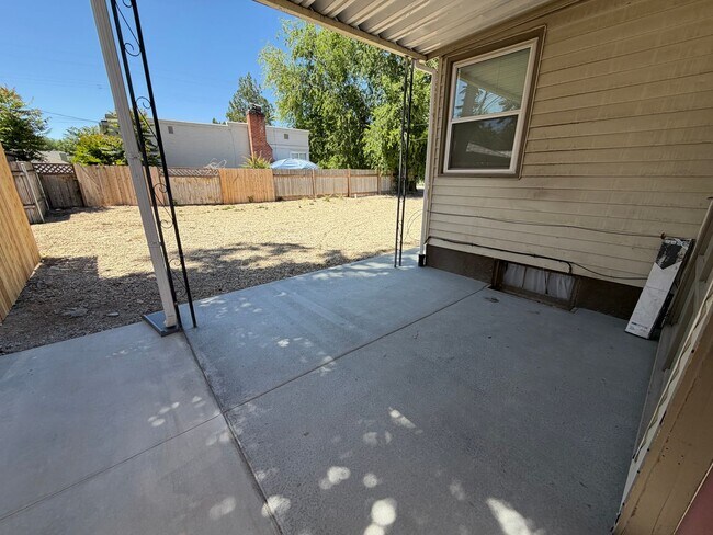 Building Photo - 303 Ivy St