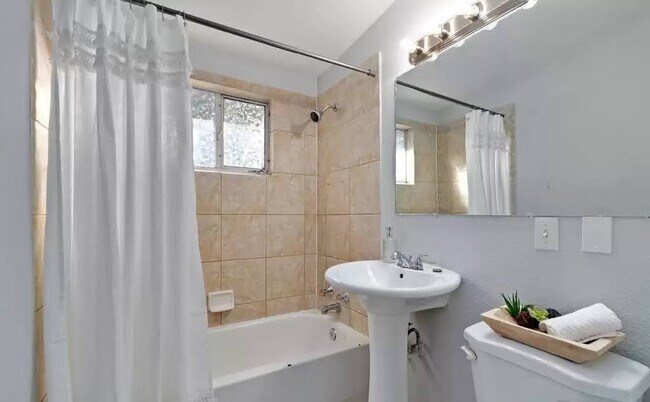 Building Photo - 621 W Prospect Rd