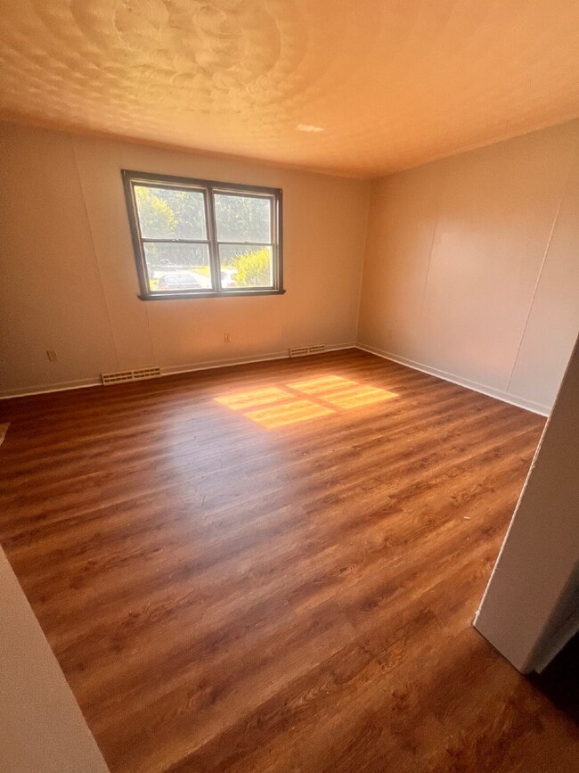 Building Photo - 2 Bedroom Townhouse Available!!