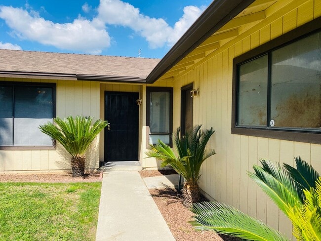 Building Photo - $2,050 Ashlan & Fowler, 3 Bedroom Home - H...