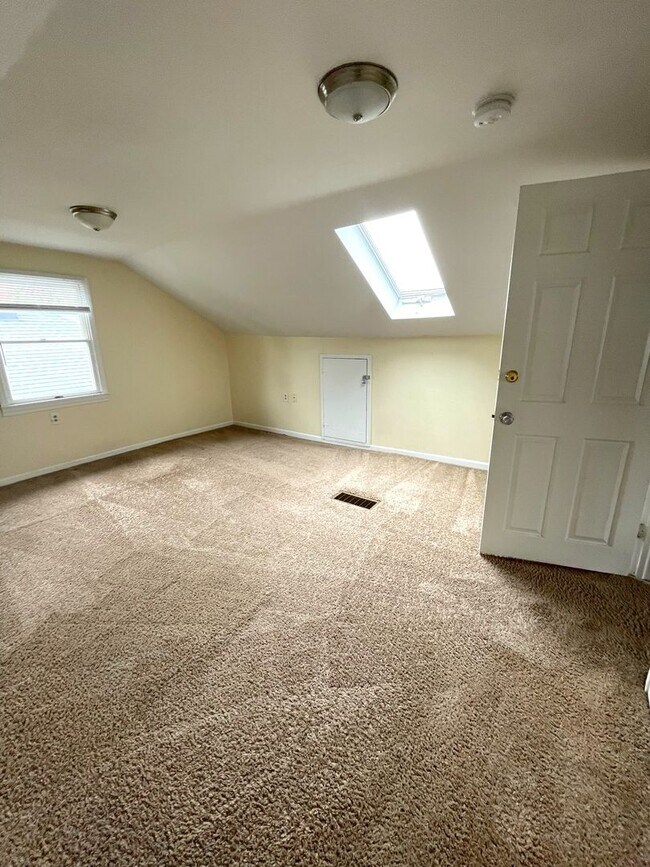 Building Photo - 903 Dewey Ave