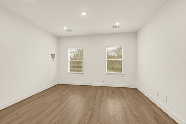 Building Photo - 1405 E 33rd St