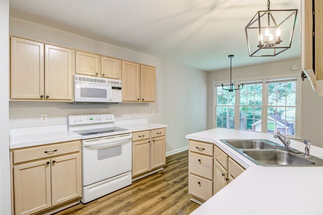 Building Photo - Charming 3 Bedroom Home