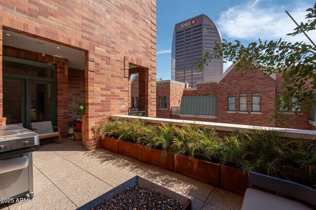 Building Photo - 50 W Palm Ln