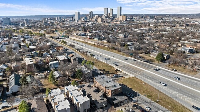 Building Photo - This luxurious townhouse on Cherry St.