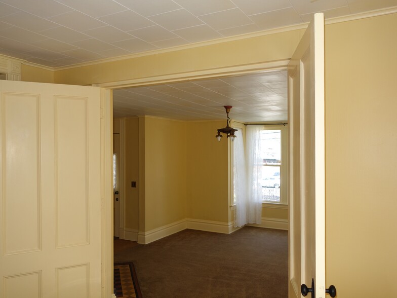 Sitting room & front door - 30 NE Stanton St