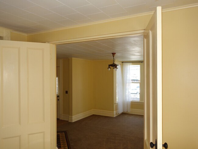 Sitting room & front door - 30 NE Stanton St