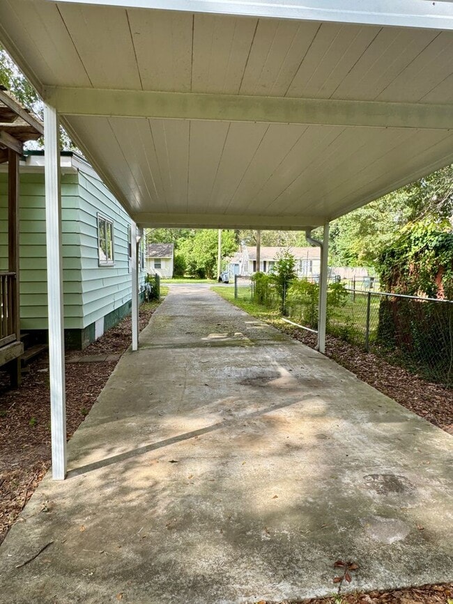 Building Photo - 1319 Laura Ave