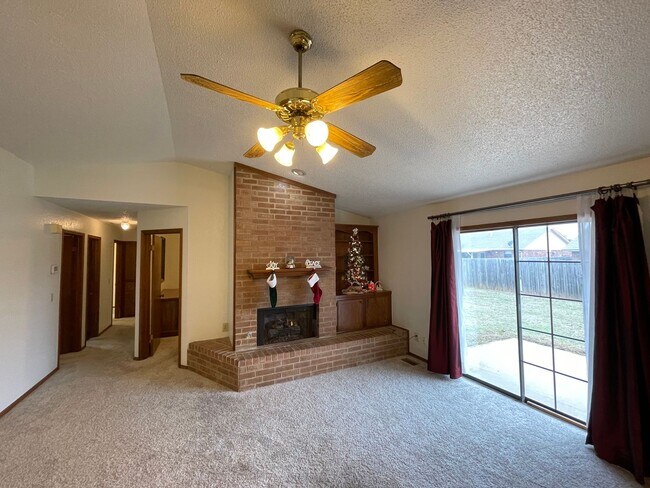 Building Photo - 3 bed 2 bath, 2 car, Moore Schools, fenced...