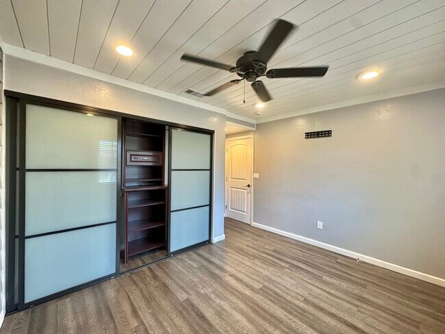 Building Photo - Beautifully Renovated Stand Alone Home Fea...