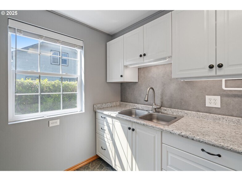 Building Photo - 5324 SE Flavel St