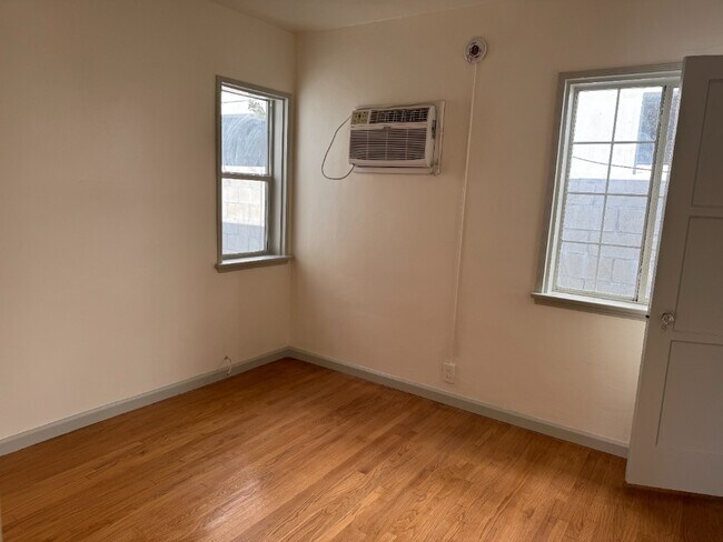 Building Photo - 14550 Moorpark St