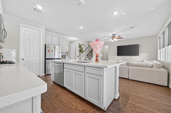 Building Photo - 17027 Bainham Forest Trl