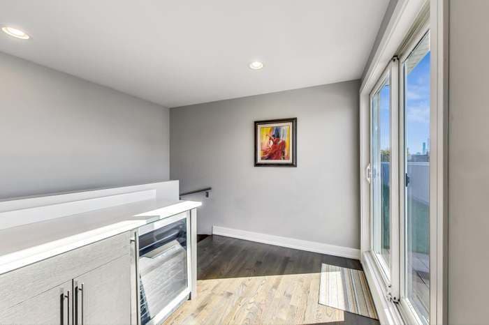 Building Photo - 1021 N Hermitage Ave