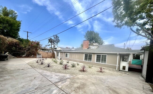 Building Photo - Freshly Renovated Gem with Incredible Floo...