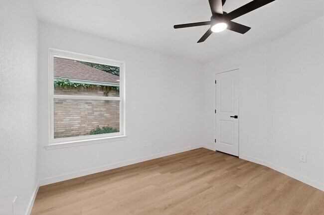 Building Photo - 14305 Vandever St