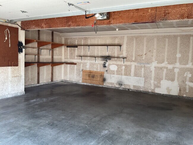 Building Photo - "Discover Coastal Living: Spacious 3-Bed, 2-Bath Townhouse