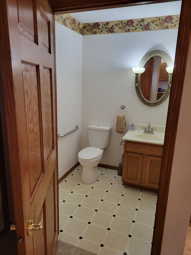Main level bathroom - 153 Jennifer Ln