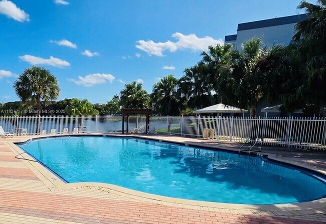 Building Photo - 9375 Fontainebleau Blvd