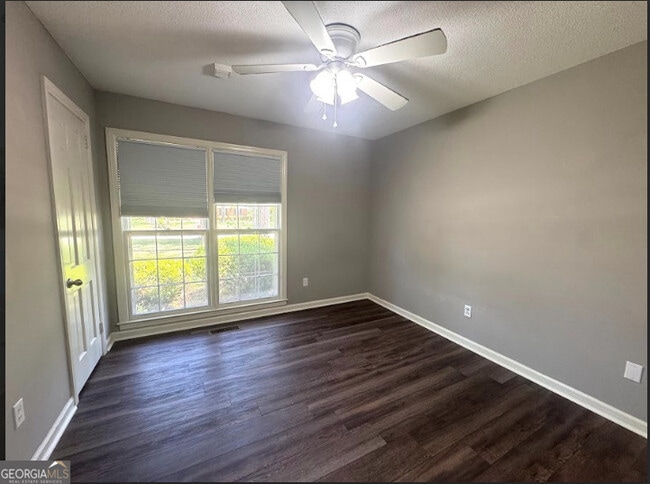 Building Photo - 427 Meadowlark Dr